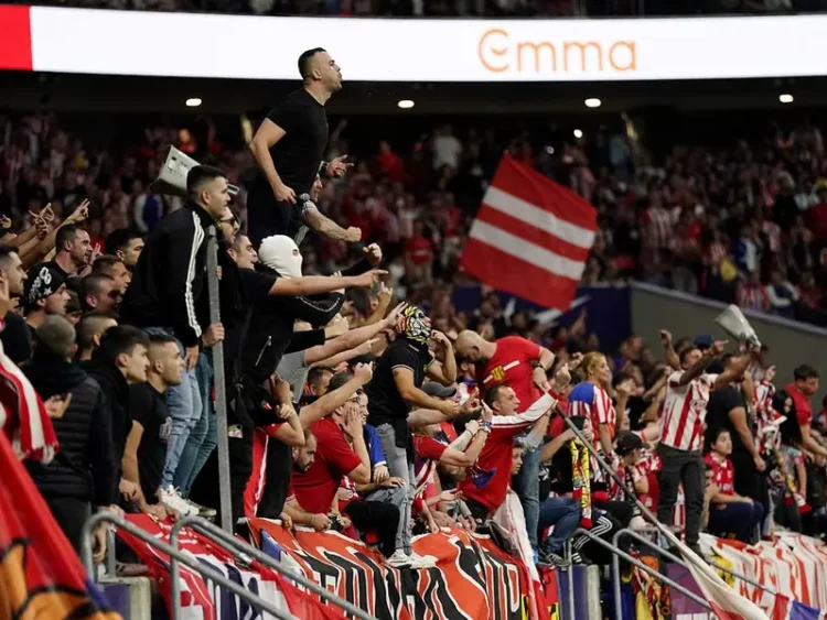 El Atlético de Madrid expulsa de por vida a socio que arrojó objetos al campo