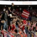 El Atlético de Madrid expulsa de por vida a socio que arrojó objetos al campo