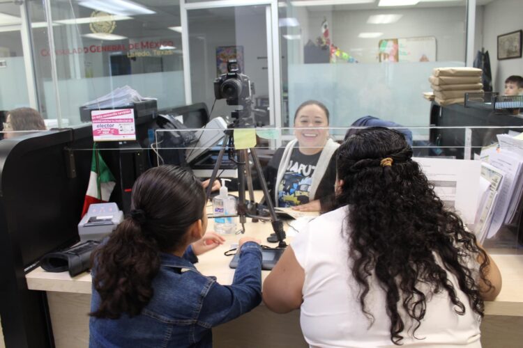 Realiza Consulado Mexicano hasta 100 trámites diariamente