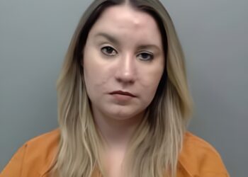 Detienen a mujer por conducir en estado de ebriedad con sus hijos