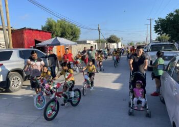 Alumnos de la escuela Emiliano Zapata celebran las Fiestas Patrias con rodada