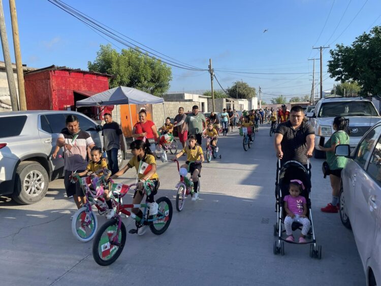 Alumnos de la escuela Emiliano Zapata celebran las Fiestas Patrias con rodada