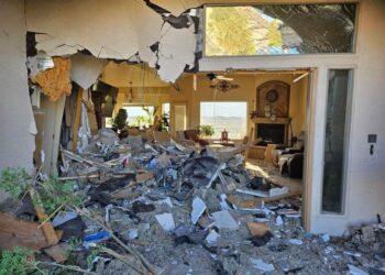 CON TODO Y CARRO Pierde control y atraviesa vivienda; dos lesionados