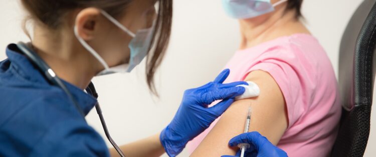 LLAMA SALUD EN LAREDO A vacunarse contra Influenza y COVID