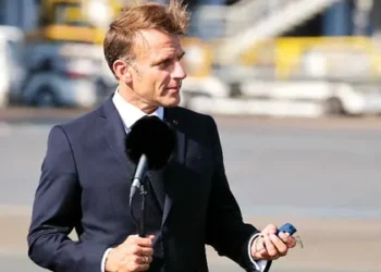 Izquierda radical francesa presenta propuesta para destituir a Macron