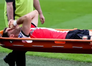 Santiago Giménez Enciende las Alarmas con Lesión en Partido del Feyenoord