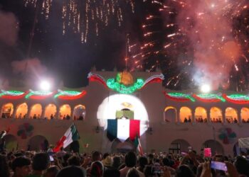 Viven neolaredenses fiesta mexicana