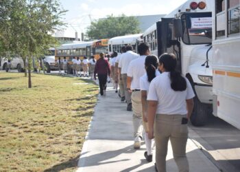 GOBIERNO MUNICIPAL Apoya a estudiantes con transporte escolar