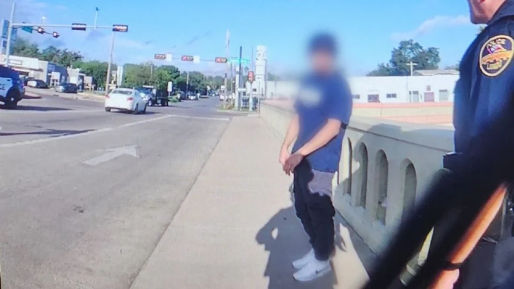 SE IBA A LANZAR DE PUENTE Frustra policía suicidio de joven