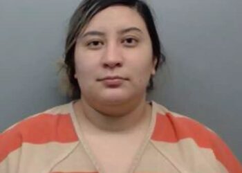 Arrestan a mujer por sostener encuentros íntimos con menor