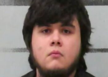 Arrestan a sujeto en Texas por grabar a menor cambiándose en un baño