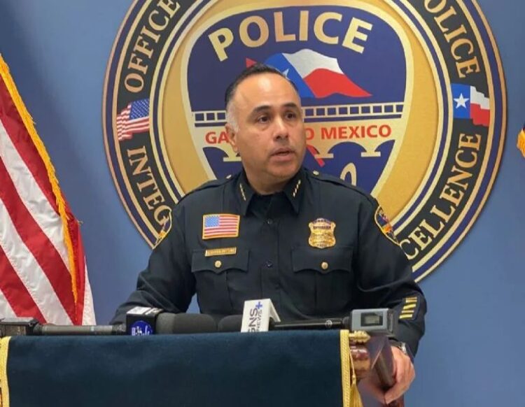 JOVEN DE 15 AÑOS ARRESTADO Atacó a adulto mayor y lo exhibe en redes