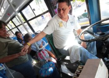 Queja contra choferes urbanos, no aceptan tarjeta de INAPAM