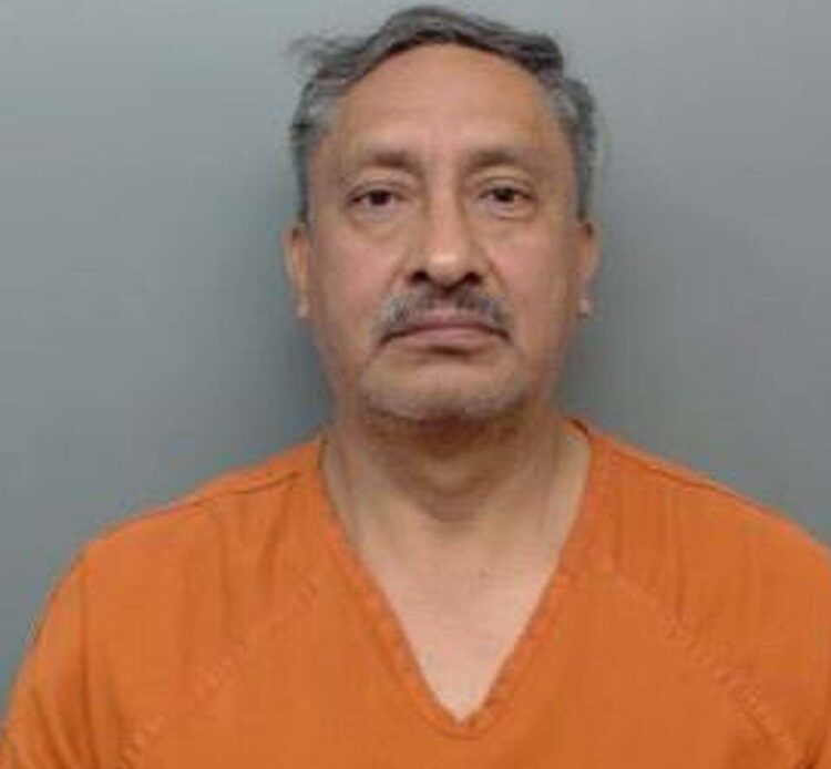 Pervertido sujeto grababa a otro hombre en los baños