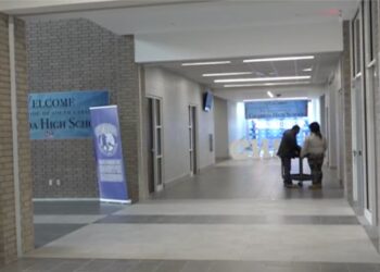 ARRESTAN DOS ESTUDIANTES Amenazan con disparar en escuela secundaria