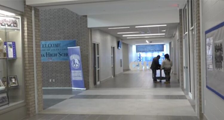 ARRESTAN DOS ESTUDIANTES Amenazan con disparar en escuela secundaria