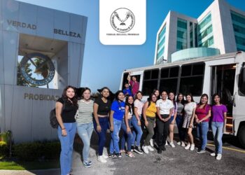 Dan transporte a estudiantes de Ciencias de la Educación de la UAT