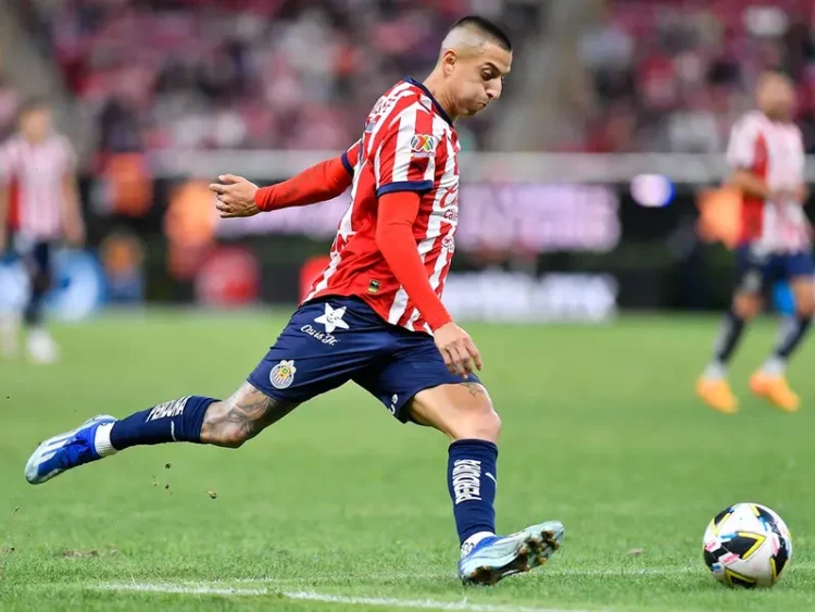 Chivas convoca a Roberto Alvarado pese a incidente previo al Clásico Tapatío