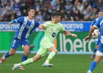 Triplete de Lewandowski coloca al Barça como líder en La Liga