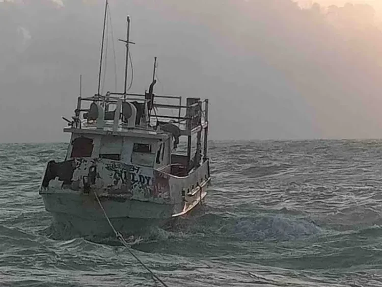 Rescatan a pescadores extraviados tras el paso del huracán ‘Milton’ en Yucatán