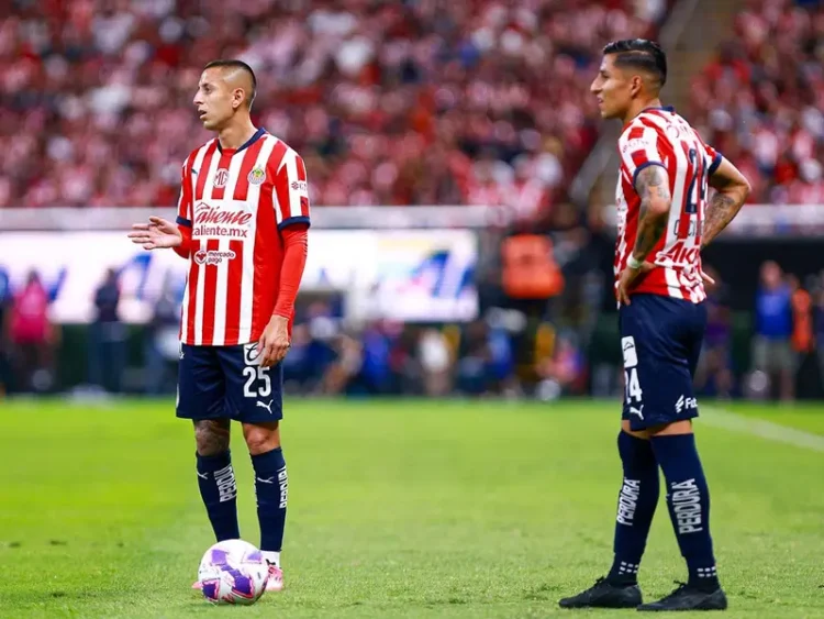 Chivas nombra a Arturo Ortega como técnico interino para el Clásico Nacional