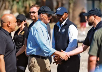 EU asigna 612 millones de dólares a zonas afectadas por huracanes; Joe Biden visita Florida