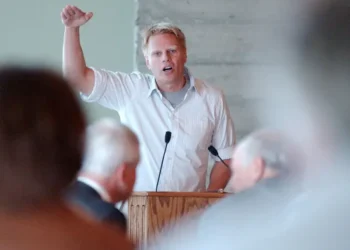 Mike Jeffries, ex CEO de Abercrombie, acusado de explotación sexual