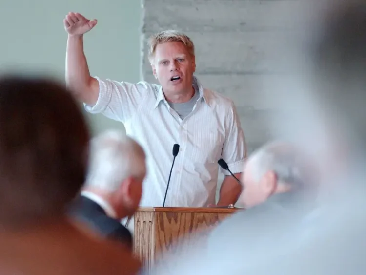 Mike Jeffries, ex CEO de Abercrombie, acusado de explotación sexual