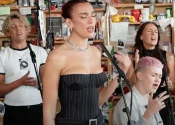 Dua Lipa Deslumbra en Tiny Desk con su Voz Auténtica