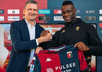 Mario Balotelli se une al Génova y será compañero del mexicano Johan Vásquez