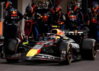 Papá de Verstappen se va contra Red Bull; defiende a ‘Checo’