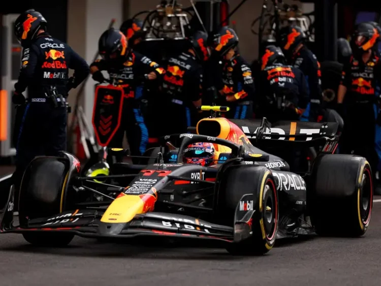 Papá de Verstappen se va contra Red Bull; defiende a ‘Checo’