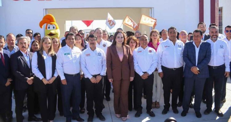 Dámaso Anaya y Carmen Lilia inauguran la Preparatoria UAT