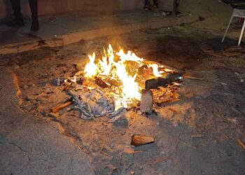 EN LA COLONIA LA PAZ Vecinos espantan a los mosquitos con fogatas