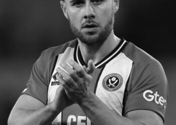 Hallan muerto al futbolista George Baldock en su piscina