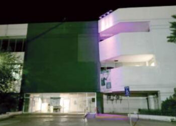 Iluminan de rosa el IMSS