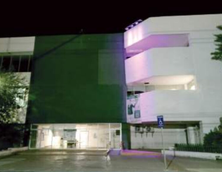 Iluminan de rosa el IMSS