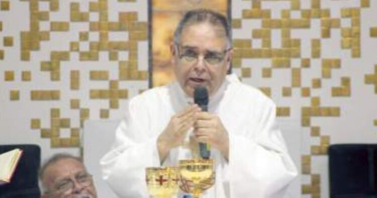 Reconocen trayectoria del Padre Rogelio