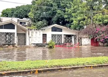 Nadine se debilita, pero sus efectos persisten en cinco estados