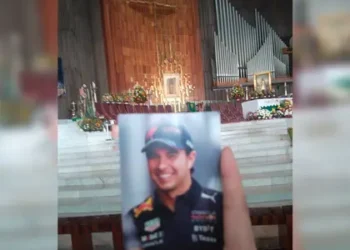 Aficionados mexicanos rezan por ‘Checo’ Pérez en la Basílica de Guadalupe antes del GP de México