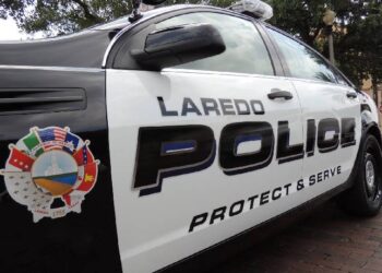 Sujeto se daba ‘cariño’ frente a una mujer en la vía pública