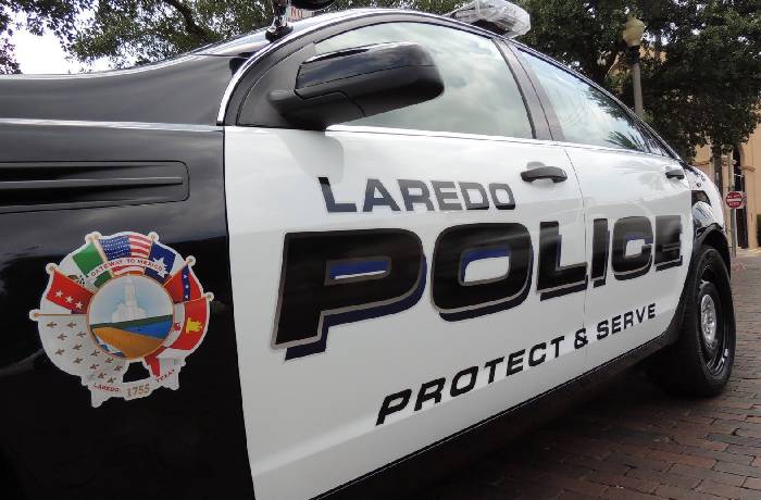 Sujeto se daba ‘cariño’ frente a una mujer en la vía pública