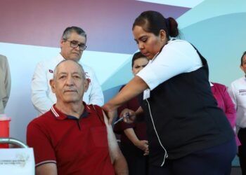Arranca Jornada de Vacunación contra influenza en Casa Club del Adulto Mayor