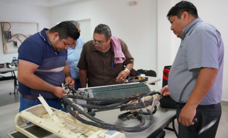 Ciudadanos aprenden nuevas habilidades en Talleres de Oficio