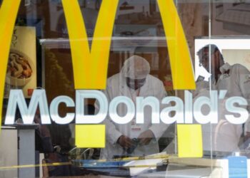 EN EUA UN MUERTO Y 11 HOSPITALIZADOS McDonald’s vende alimento contaminado de E.Coli: CDC