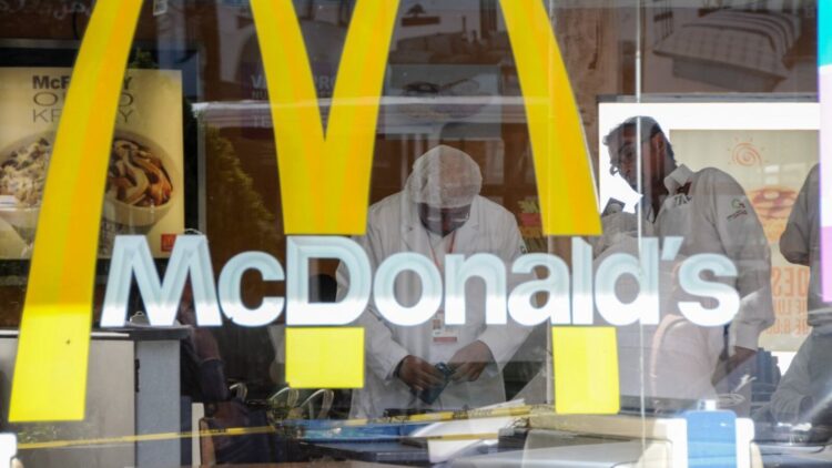 EN EUA UN MUERTO Y 11 HOSPITALIZADOS McDonald’s vende alimento contaminado de E.Coli: CDC