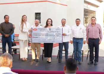 CONSTRUCTORES DE NUEVO LAREDO Donan al DIF más de 800 mil pesos