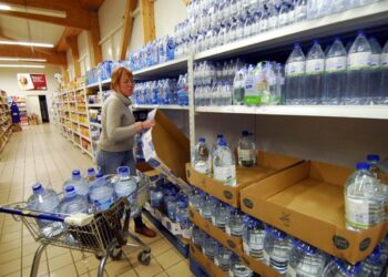 Ciudadanos agotan agua embotellada en las tiendas