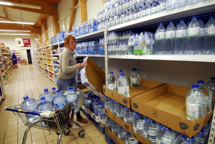 Ciudadanos agotan agua embotellada en las tiendas