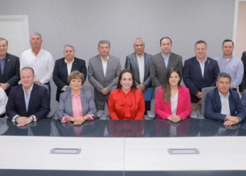CARMEN LILIA CANTUROSAS Encabeza reunión; busca una solución a tráfico en autopista